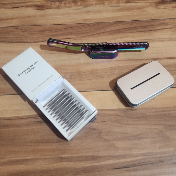 Leaf Shave Rainbow Prism Dermaplaner Kit with Stand and Refills - Picture 6 of 6